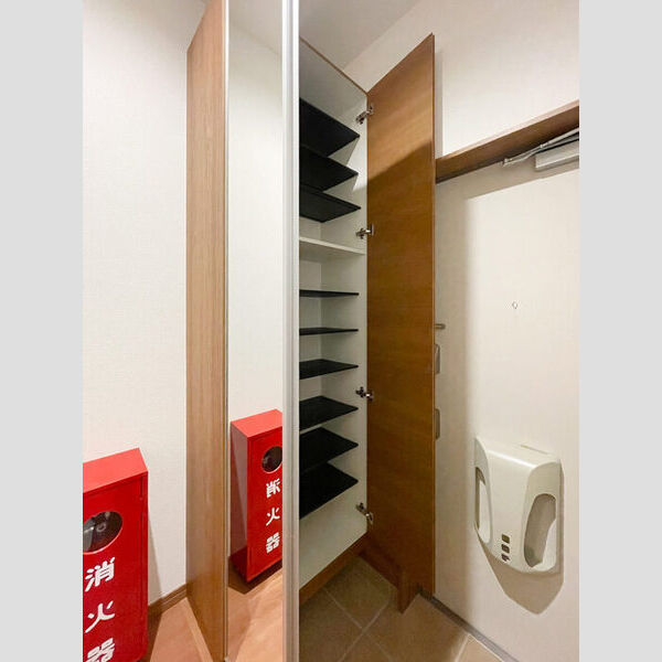 ヴァリエ グランデ102号室 玄関・シューズボックス