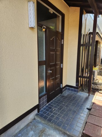 古戸戸建て 玄関横に水道あり。ペットの足も洗えて安心。