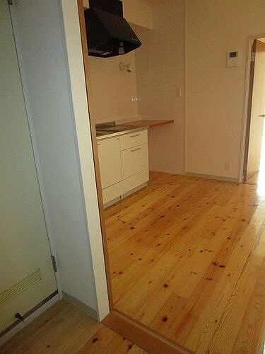 レスポワールみずほ台2階 廊下からのキッチン　※前回募集時2017年3月撮影