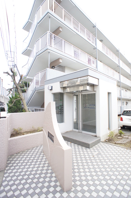 ルミエール若葉0302号室 エントランスには、集合ポスト・掲示板あり。