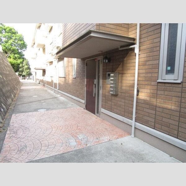 フルール　ポワール106号室 オートロック付きエントランス