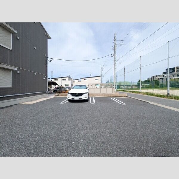 レーヴ103号室 駐車場