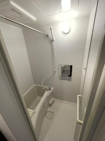 ヴィンティア八王子101号室 浴室乾燥&追い焚き機能完備。雨天でも洗濯物がすぐ乾きます。