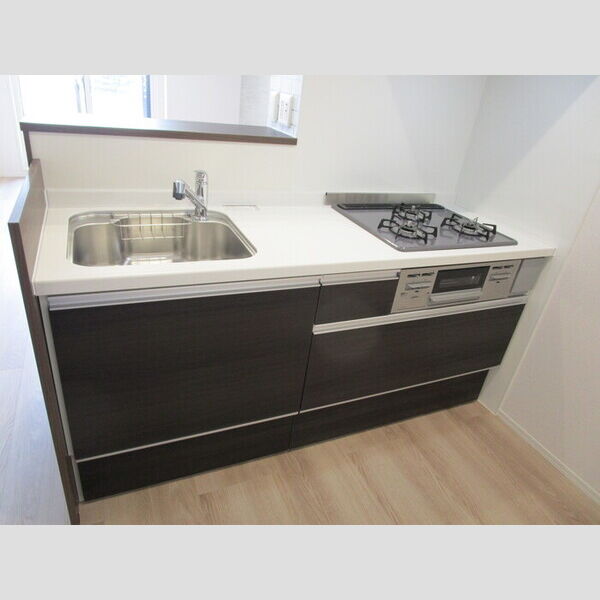 ラ・ペッシュ207号室 対面式3口ガスコンロ付システムキッチン