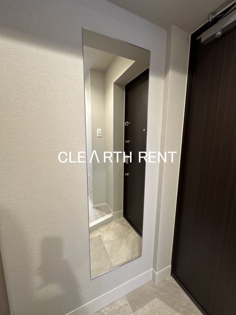 コンシェリア東京 ＜ＨＩＧＡＳＨＩＪＵＪＯ ＲＥＳＩＤＥＮＣＥ 全身姿見ミラー付きの玄関/人感センサー対応