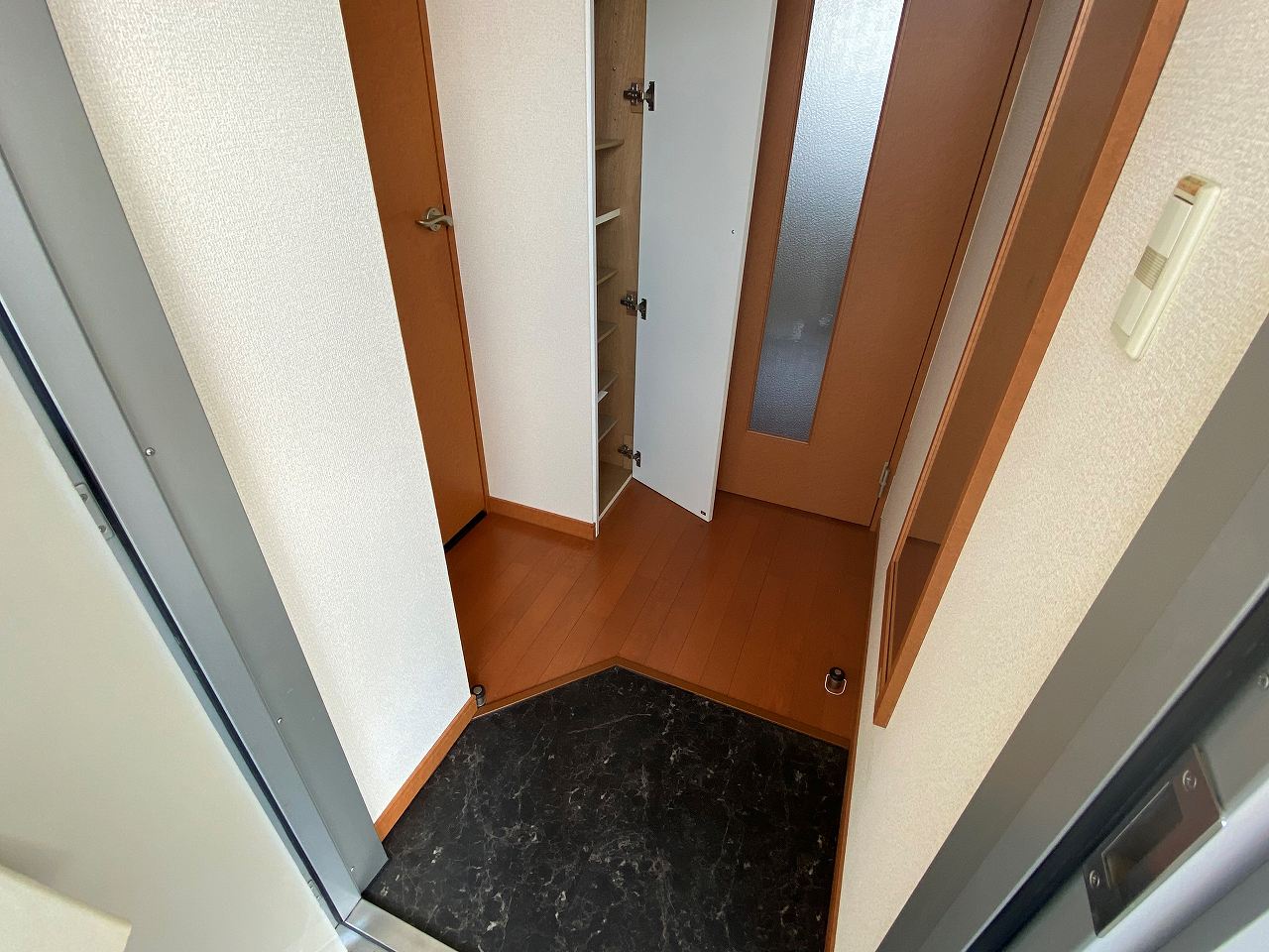 レオパレスベルコンフォート 玄関