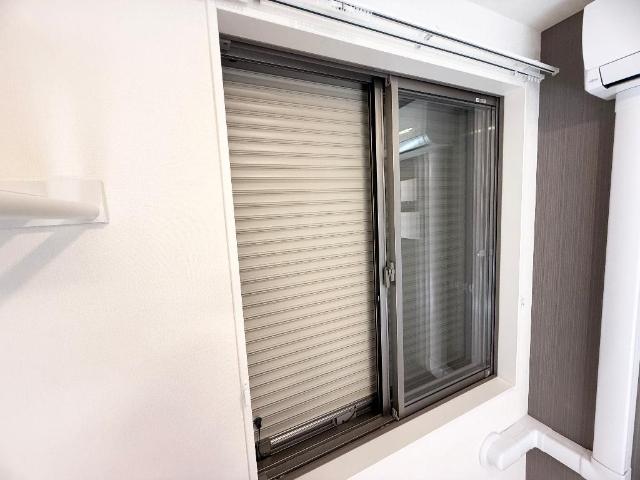 楪101号室 窓シャッター