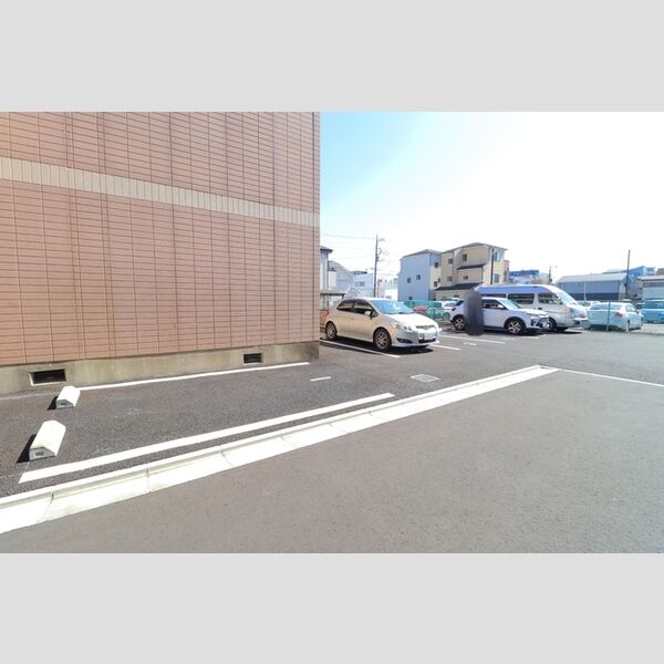 ロイヤルハイツ矢島 駐車場