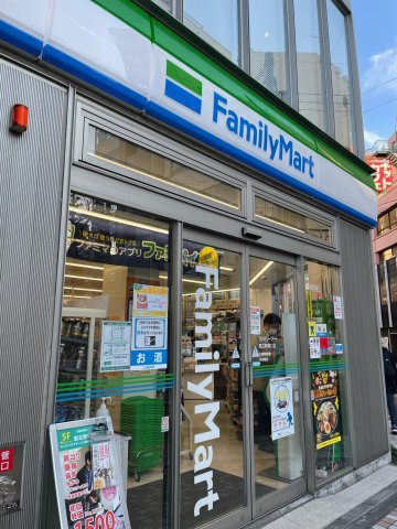 grandir201号室 徒歩１分でコンビニあります。