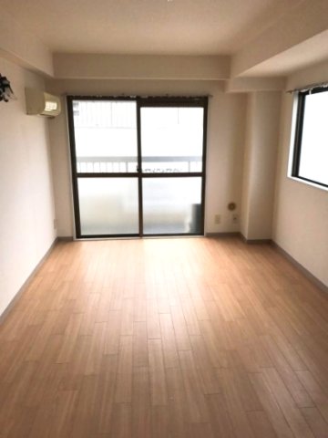 ワコーレエレガンス四ツ木403号室 内観