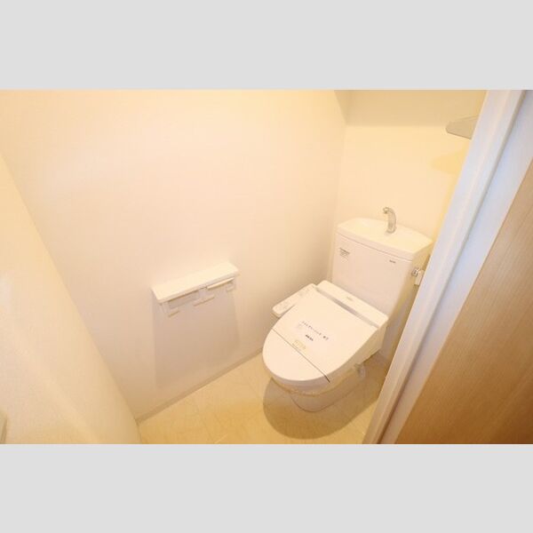ロイヤルグレース道201号室 トイレ　温水洗浄暖房便座
