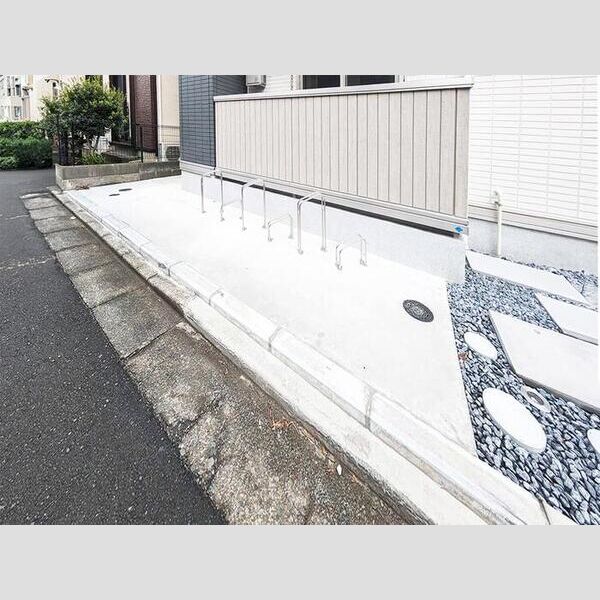 コンフォール西鶴間4丁目 駐輪場