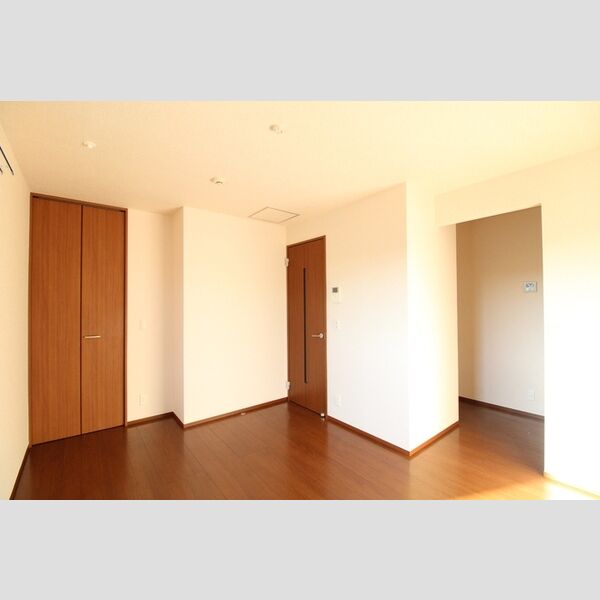 アヴニール 洋室6.8帖