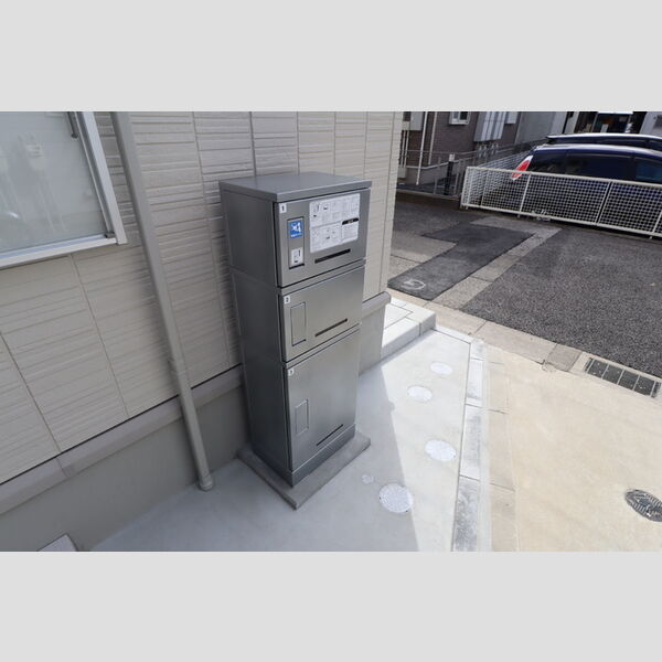 ジュネス前原103号室 宅配ボックス