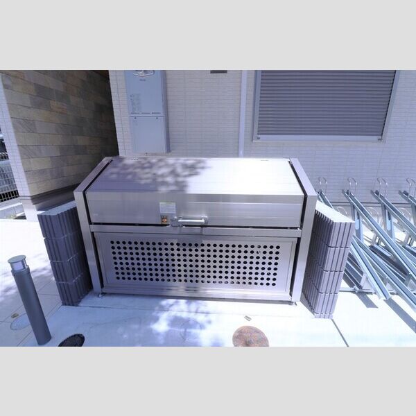 アイウェル湘南台303号室 ゴミストッカー