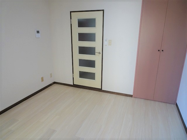 ＲＯＳＥ　ＧＡＲＤＥＮ　Ｒ１２番館(R-012) 居室、リビング