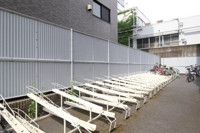 ルーブル学芸大学七番館1階 駐輪場