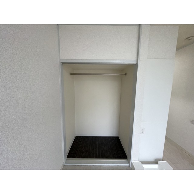 スリーパインズ204号室 内観