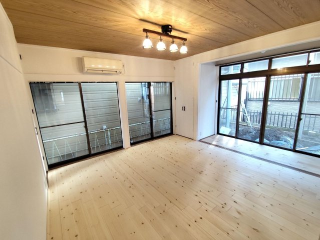 平塚カフェ風ヴィンテージHOUSE Ⅲ 1階ダイニング隣の広いお部屋。リビングとしてお使い頂けます。