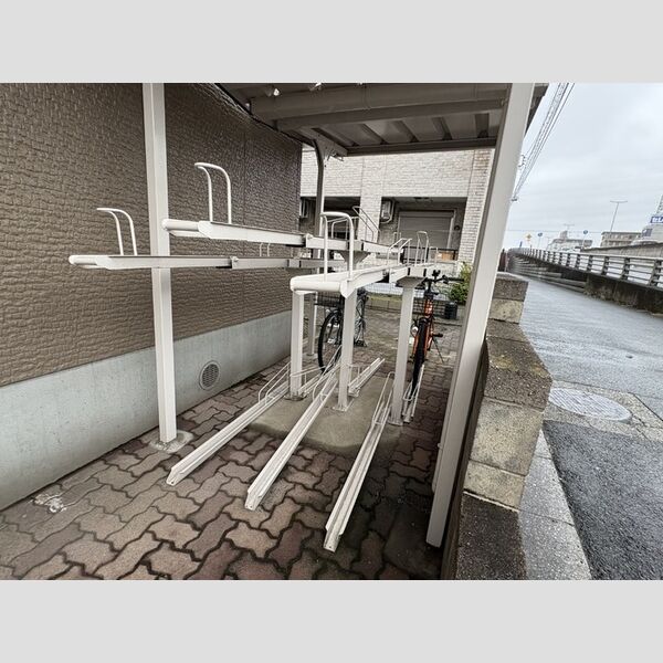 ハイカムールST・ユアサ203号室 駐輪場