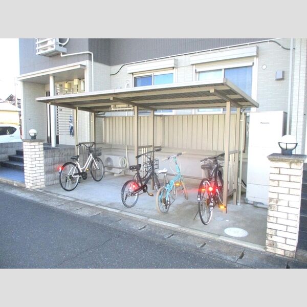 ラ・レアール・パス103号室 駐輪場