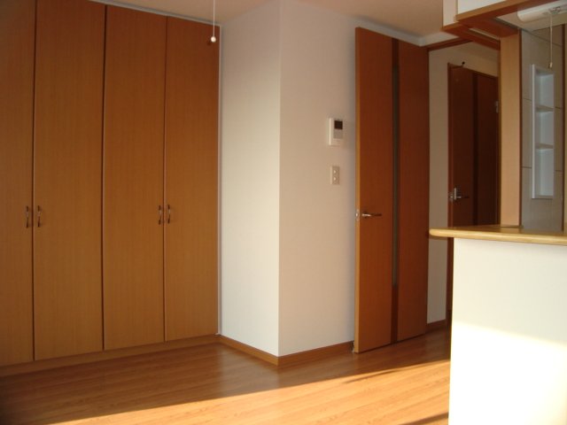 ヴィアーレ・ガーナ403号室 リビング（反転）