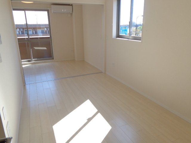 キャッスルパーク 洋室とリビング