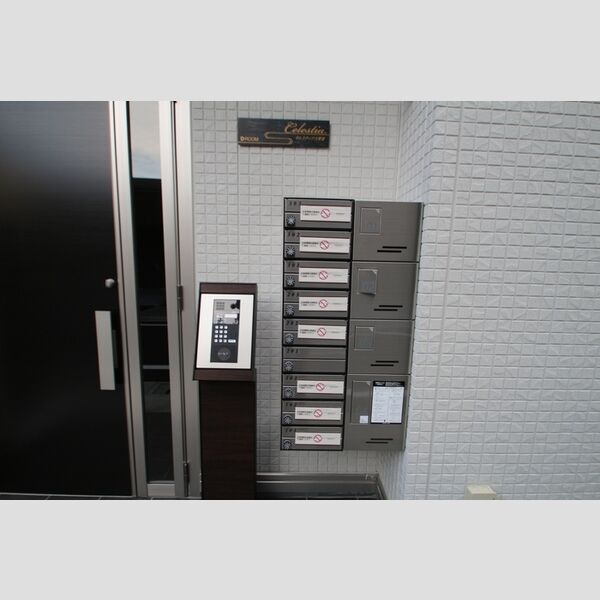 セレスティア六町Ⅲ102号室 宅配ボックス