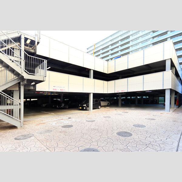 ロイヤルパークス西新井1023号室 自走式駐車場