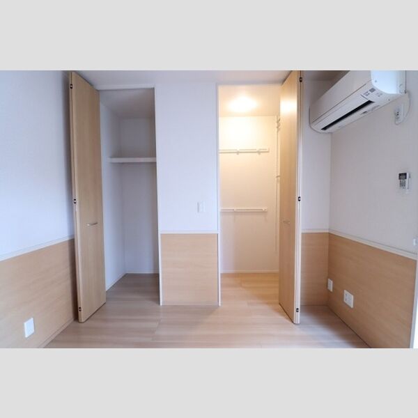 Calm 洋室のクローゼットと収納