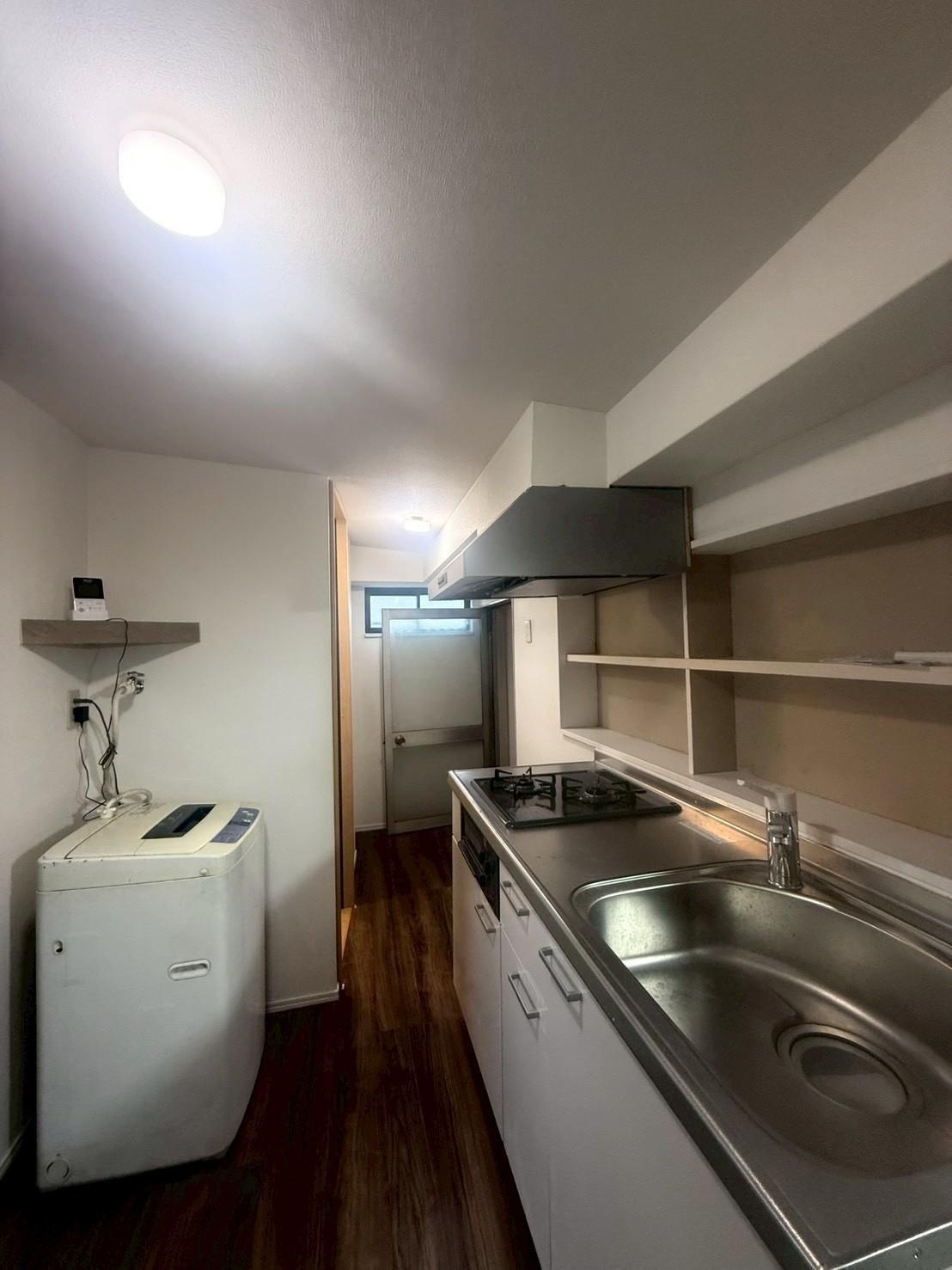 新穎マンション401号室 キッチンスペースです♪キッチン上には収納スペースも有り♪