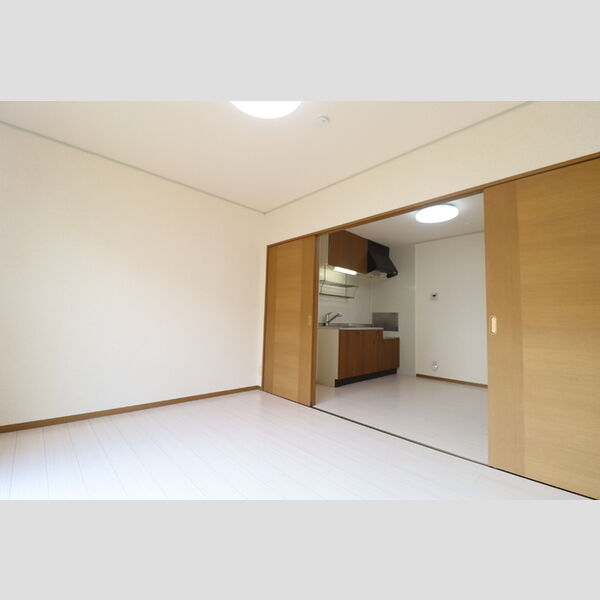 スクウェアガーデン　Ⅵ102号室 西側洋室からDK