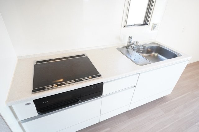 GALICIA RESIDENCE HIROO システムキッチン（2口IHコンロ・1口ラジエント