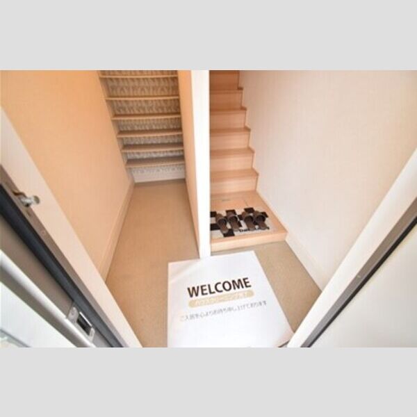 ハイネスCDFE　F201号室 玄関