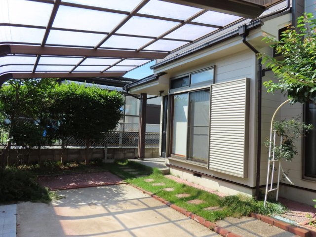 越谷市平方戸建 嬉しいカーポート付き駐車場／ミニバンも駐車できます