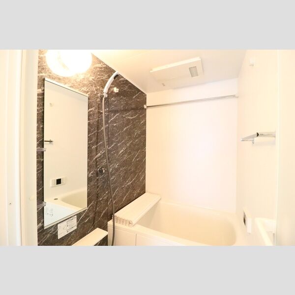 グラナーデ新宿201号室 浴室換気乾燥機付きユニットバス