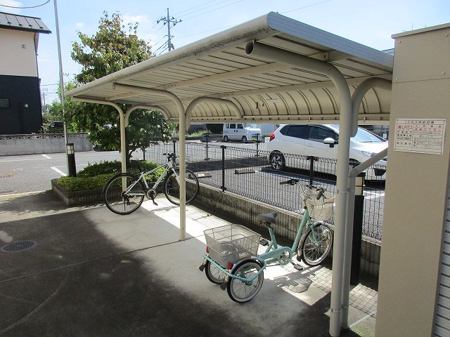 レオパレスカシオペア209号室 屋根付き駐輪場