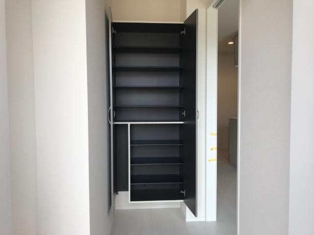 ルミエールドゥース105号室 下駄箱