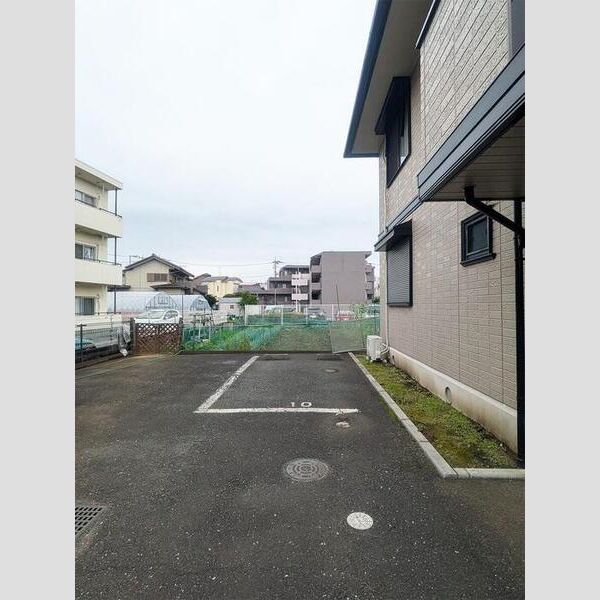 メゾン小柳202号室 駐車場