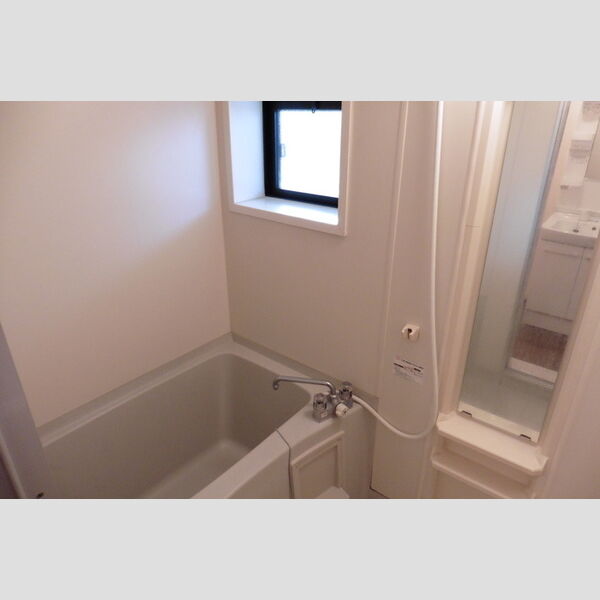 ラフィーネ201号室 窓付きで換気もバッチリ!