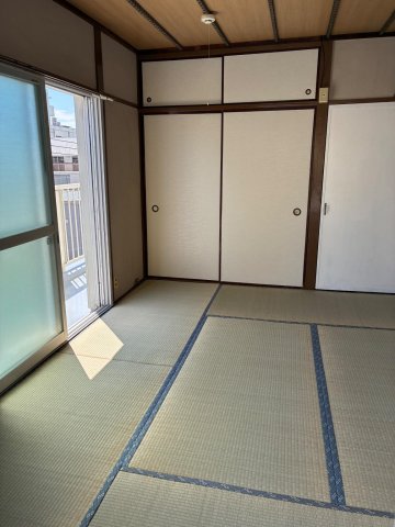 共栄ビル 襖張替え。