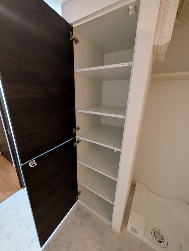 CREALpremier西馬込1階 室内洗濯機置場・リネン庫