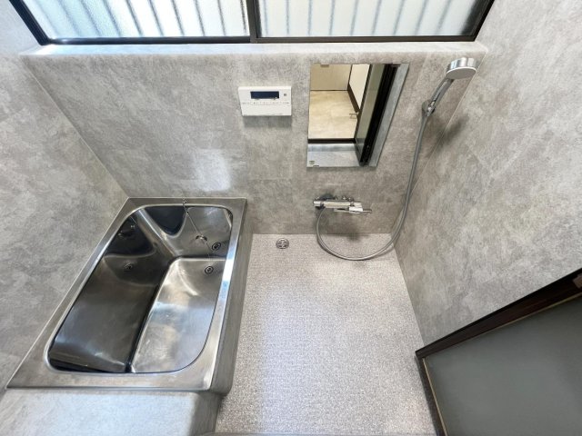 市川市ソフトモダンデザイナーズリノベ戸建 シャワー水栓・鏡を新設しました。