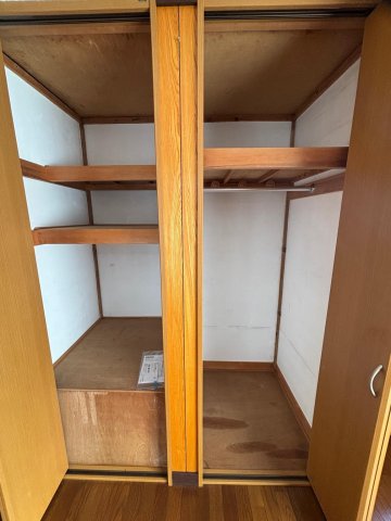 中原戸建 2階洋室収納