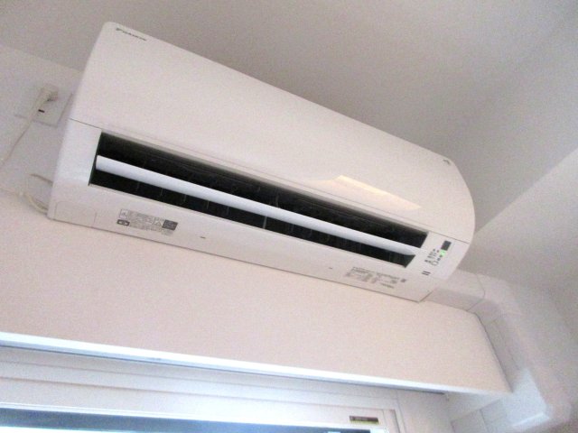 びゅうリエット横浜東神奈川505号室 リビング　エアコン　※別号室の参考写真(現況優先・仕様違いの場合あり)