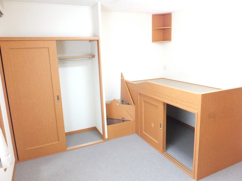 レオパレスＲＩＴＺ－Ⅰ203号室 たっぷり収納（ベッド下、階段、クローゼット）