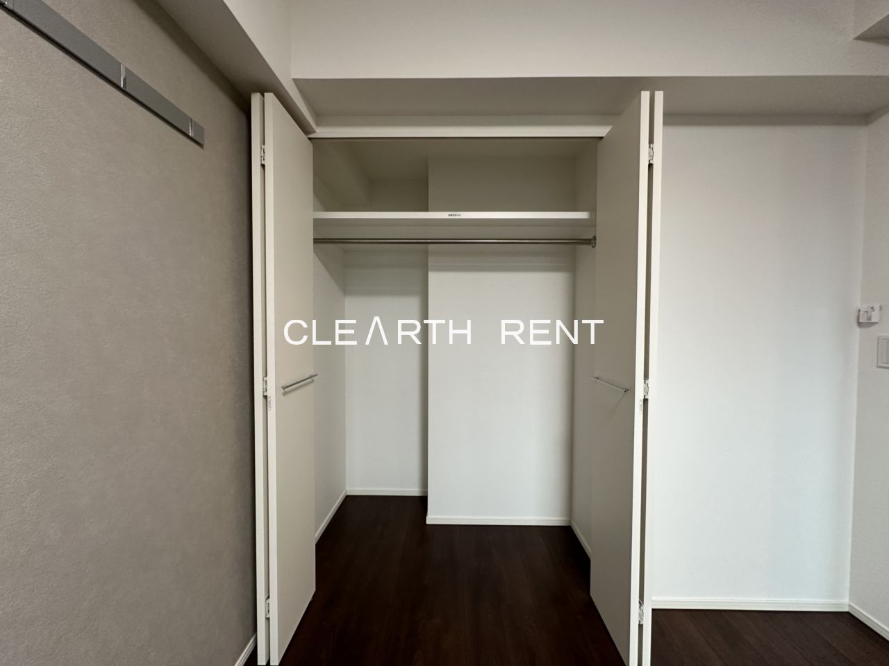 プラシア蒲田 ＴＨＥ ＧＲＡＮＤ ＲＥＳＩＤＥＮＣＥ ハンガーパイプ付き収納クローゼット