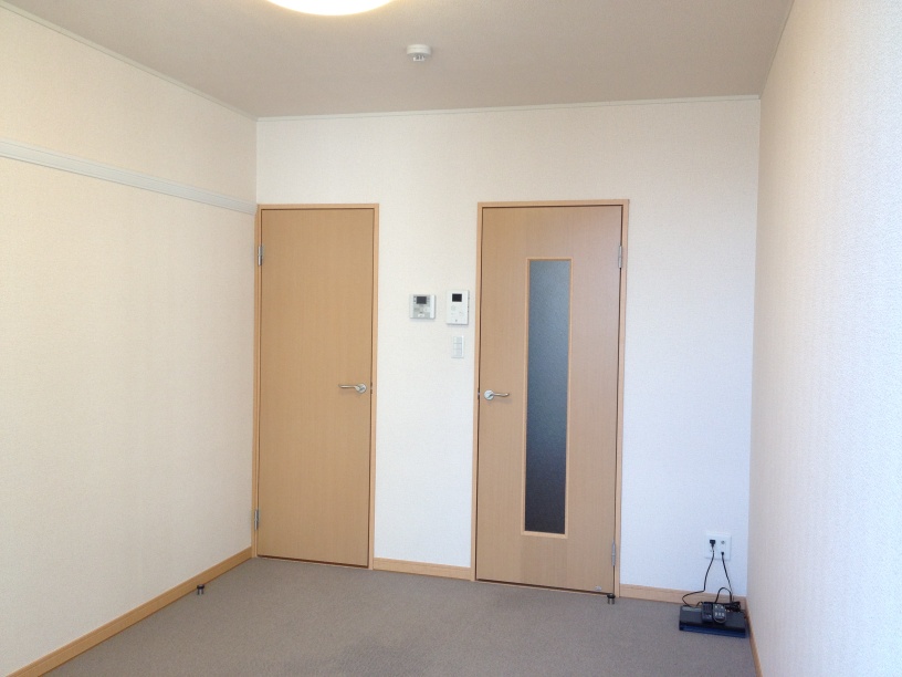 レオパレスエスポワール桜木町 ナチュラルな木目と白を基調とした室内