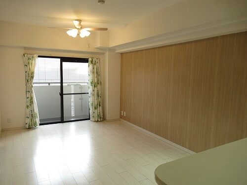 ナイスアーバン武蔵浦和3階 リビング（別角度）