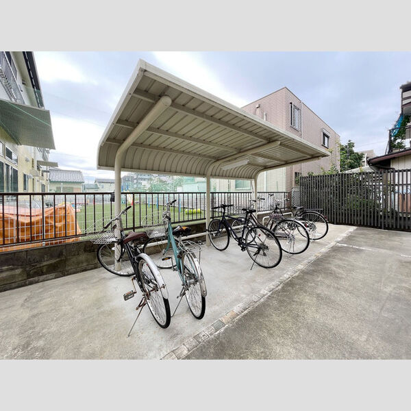 ルシエール氷川 駐輪場
